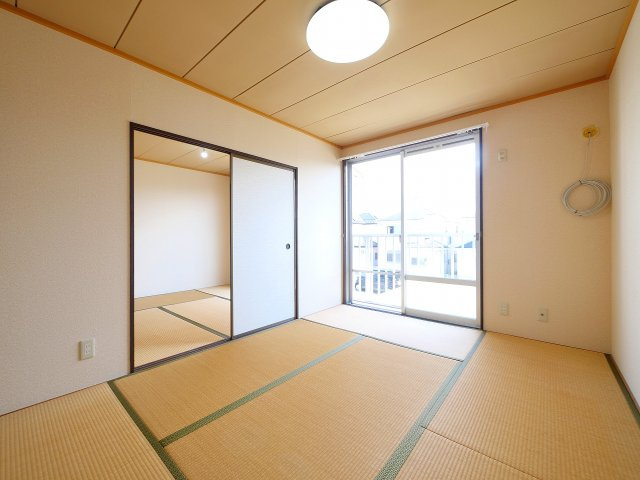 サニーハイツ朝日ヶ丘Aの和室|明るい洋室です