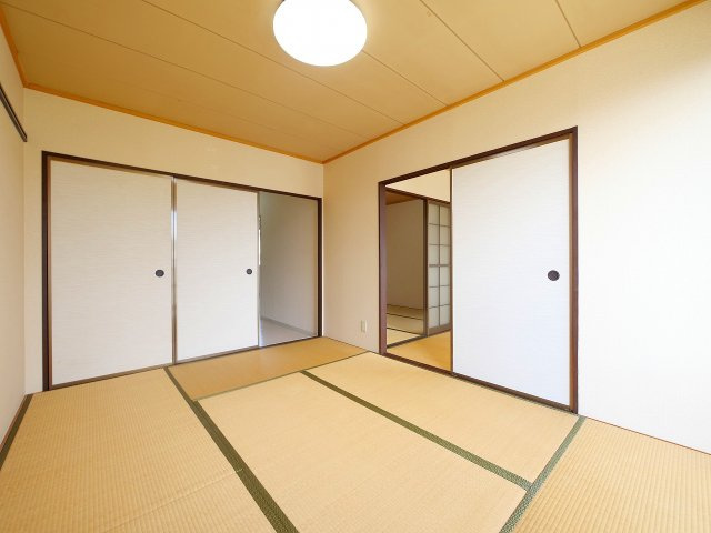 サニーハイツ朝日ヶ丘Aの和室|明るい和室です