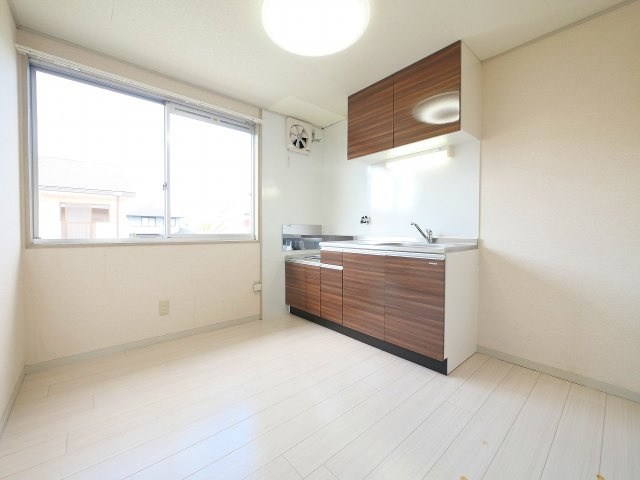 サニーハイツ朝日ヶ丘Aの居間・リビング|ゆったりとした居間です
