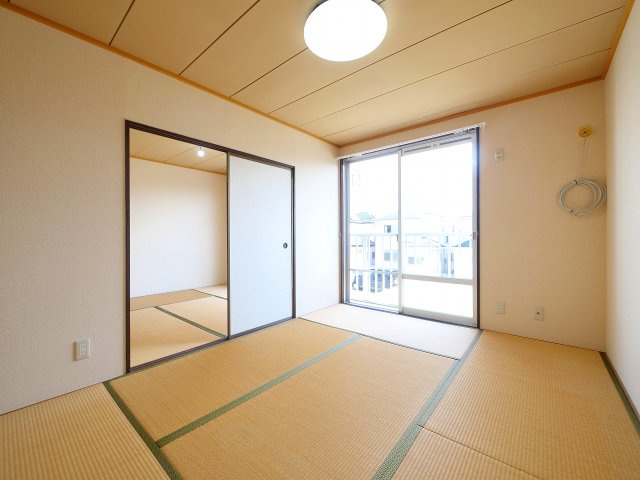 サニーハイツ朝日ヶ丘Aの寝室|明るい和室です。