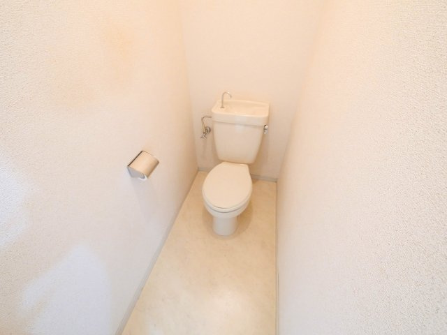 サニーハイツ朝日ヶ丘Aのトイレ|ゆったりとした空間のトイレです