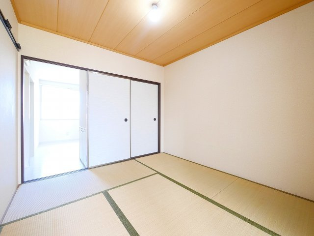 サニーハイツ朝日ヶ丘Aの内装|きれいな洋室です