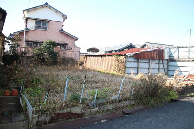 常滑市樽水町3丁目　売地の外観|現況写真（古倉庫あり）引渡しは更地渡しとなります