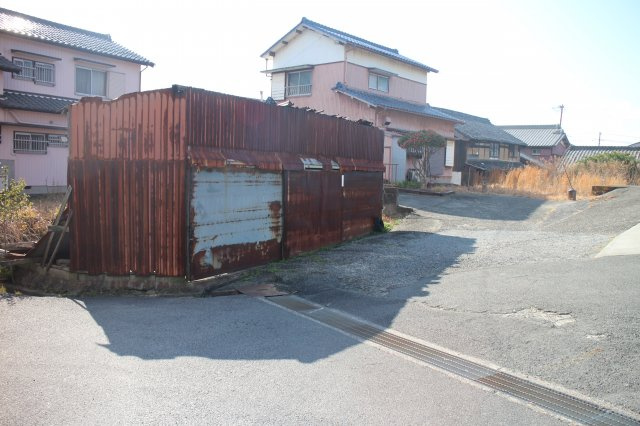 常滑市樽水町3丁目　売地の外観|現況写真（古倉庫あり）引渡しは更地渡しとなります