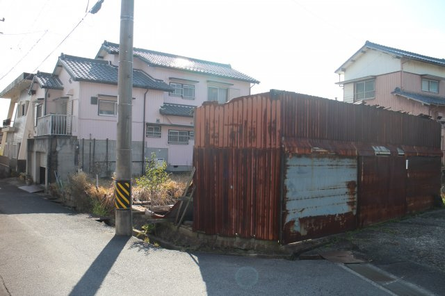 常滑市樽水町3丁目　売地の外観|♪角地♪現況写真（古倉庫あり）引渡しは更地渡しとなります