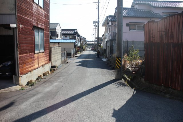 常滑市樽水町3丁目　売地の前面道路含む現地写真|前面道路　東側5ｍ公道接道11ｍ、北側2ｍ公道接道10ｍ