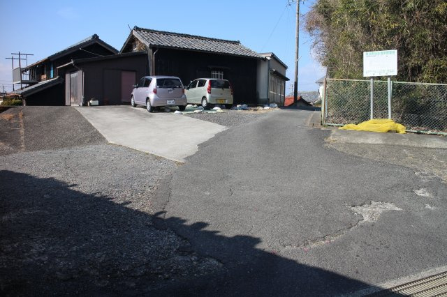 常滑市樽水町3丁目　売地の前面道路含む現地写真|前面道路　東側5ｍ公道接道11ｍ、北側2ｍ公道接道10ｍ