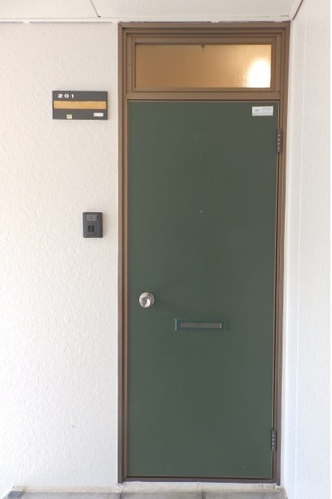 プレジールスミダ B棟の玄関