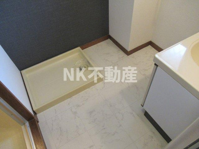 【洗面所】 | メゾンド中新開（吉田賃貸） | 明るい洗面所です