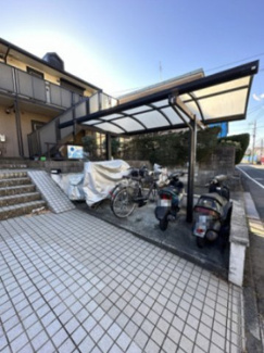 【その他共用部分】 | 屋根付きの駐輪場で雨が降っても大切な自転車が濡れなくてすみますね♪荷物が重いときに自転車があれば助かりますね！