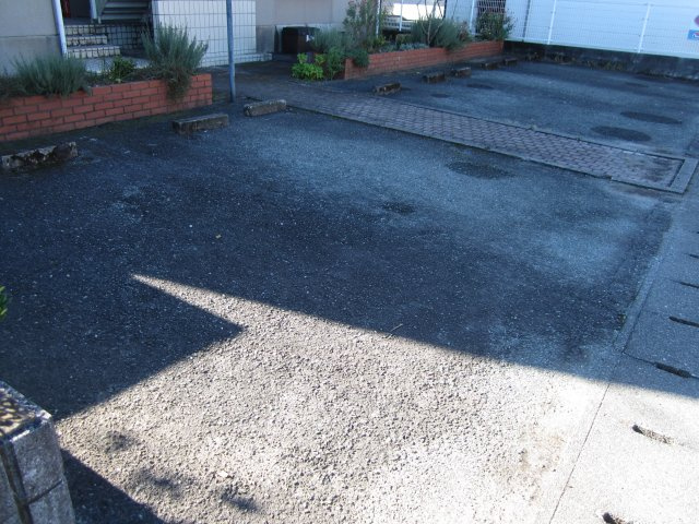 メゾンドリサの駐車場