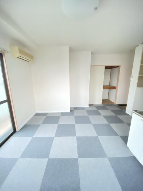 協栄ビルの洋室