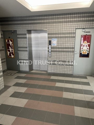 大阪謄写館ビルのロビー|ゆとりのあるロビーです