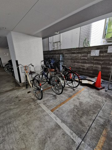 ベルエアーのその他共用部分|屋根付き駐輪場です