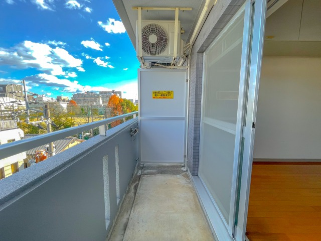 セブンシーズ永国寺のバルコニー|暖かな日差しのふりそそぐバルコニー