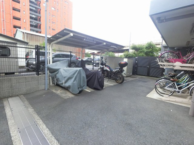 【その他共用部分】 | グーディッシュ新子安 | 敷地内バイク置場です。