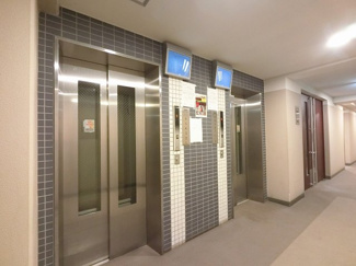【その他共用部分】 | お買い物時やベビーカーの出し入れに便利なエレベーター付
混雑時にも便利なエレベーター2基付です。