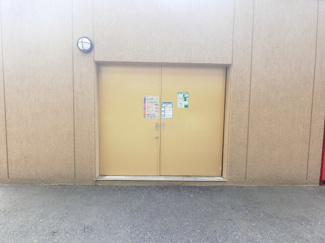 【その他共用部分】 | ゴミ置き場です。
朝、忙しくてゴミ出しできないという方も安心してください！24時間ゴミ出し可能です。