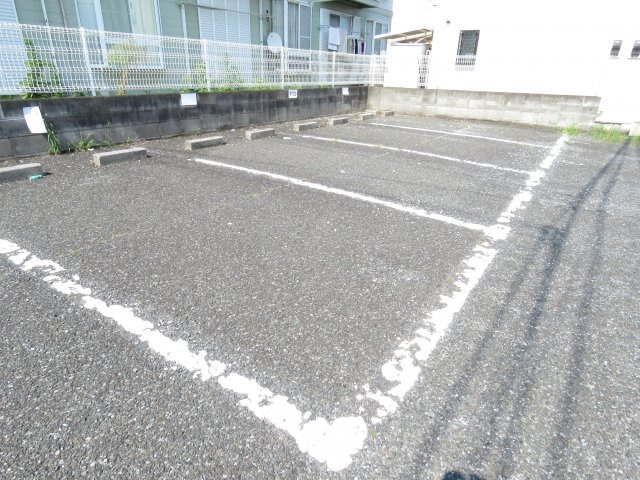 的場駅前タウンB棟の駐車場