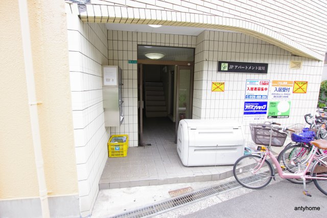 アパートメント淀川　仲介手数料無料のエントランス