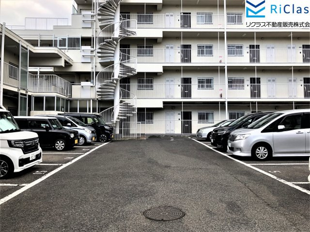 グランドプラザ御崎公園の駐車場