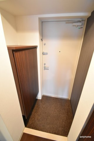 SERENiTE江坂四番館　仲介手数料無料の玄関