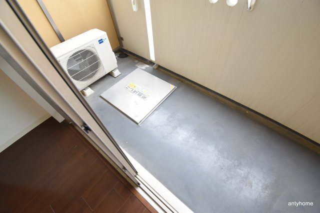 SERENiTE江坂四番館　仲介手数料無料のバルコニー