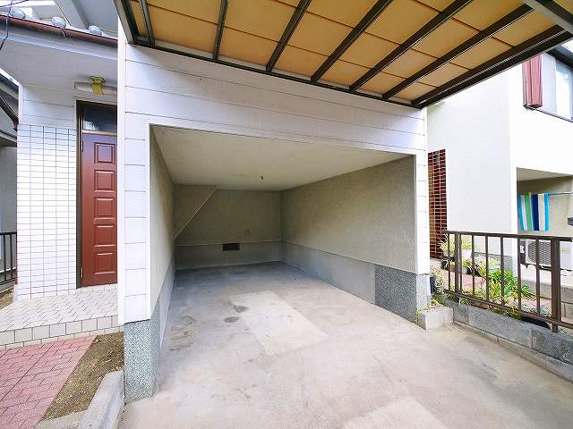 西九条町一戸建ての駐車場|駐車スペースもあります