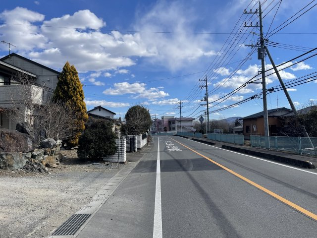 藤岡市三本木　中古一戸建ての前面道路含む現地写真|前面道路含む現地写真です
