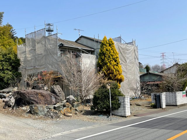 藤岡市三本木　中古一戸建ての前面道路含む現地写真