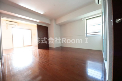 【居間・リビング】 | ロイヤルパークス桃坂 | 使いやすいリビングです