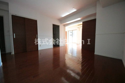 【居間・リビング】 | ロイヤルパークス桃坂 | 居間です