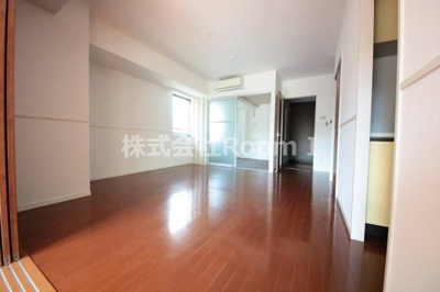 【居間・リビング】 | ロイヤルパークス桃坂 | こちらの居間で趣味の時間をお楽しみください