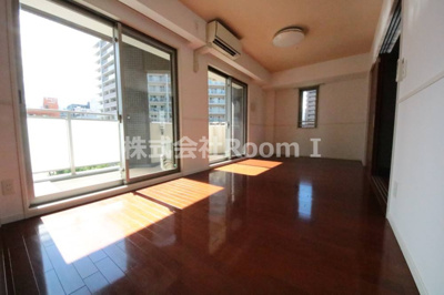 【洋室】 | ロイヤルパークス桃坂 | 落ち着いた色調の洋室です