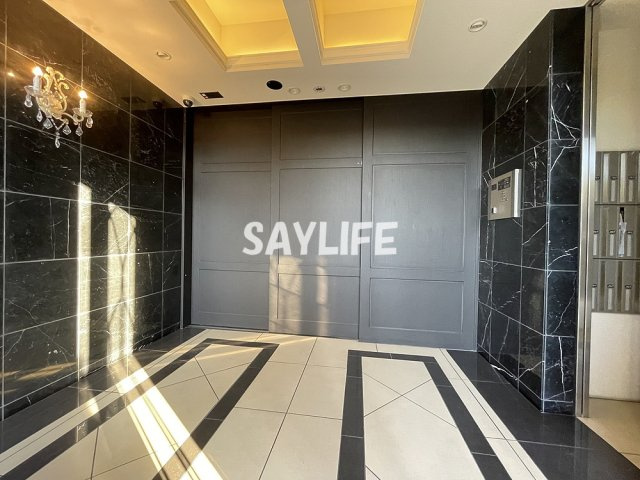 プレミアム菱屋西のエントランス