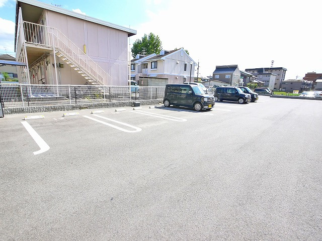 レジデンス　ピュアの駐車場|駐車スペースもあります