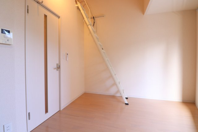 フォセットの居間・リビング|同間取り別部屋の参考写真です。