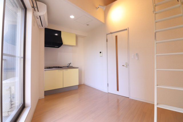 フォセットの居間・リビング|同間取り別部屋の参考写真です。