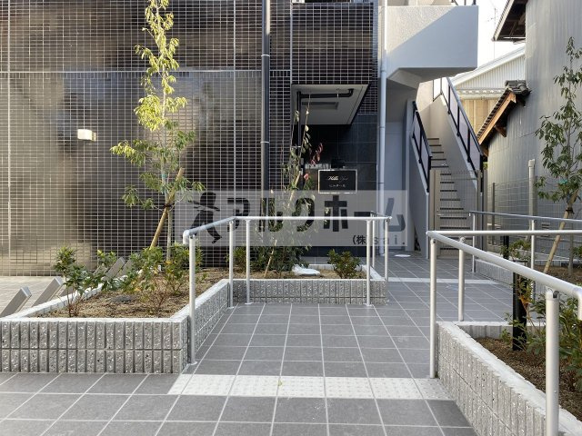 ヒルズ八尾本町のエントランス