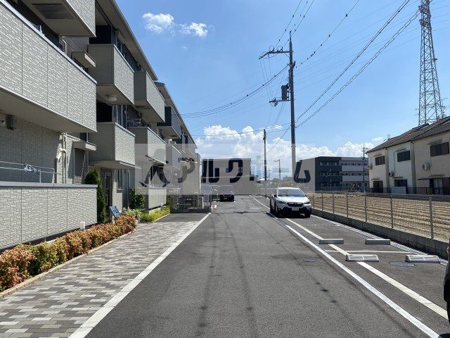 エクセレント曙川東の駐車場