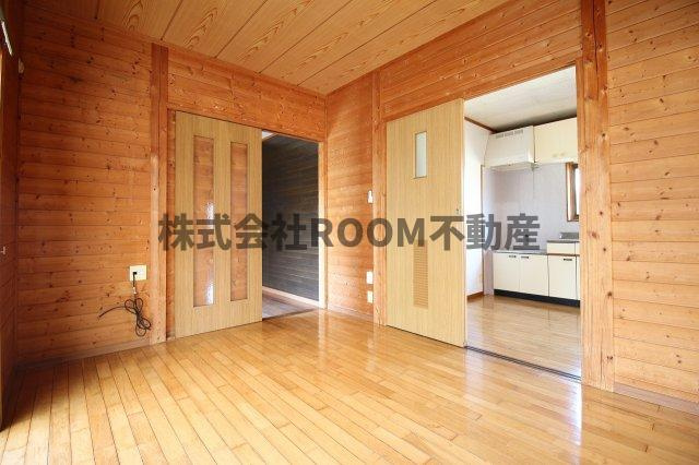 ミツヒロ貸家の居間・リビング|こちらの居間で趣味の時間をお楽しみください