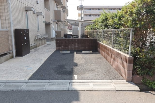 シャルマンの駐車場