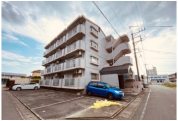 シャトレ新町の駐車場