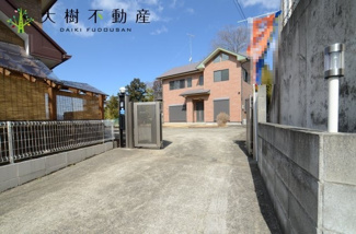 【前面道路含む現地写真】 | 3ｍの敷地を道路として利用して本宅地まで行きます