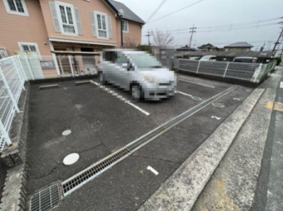 フルールサトロの駐車場