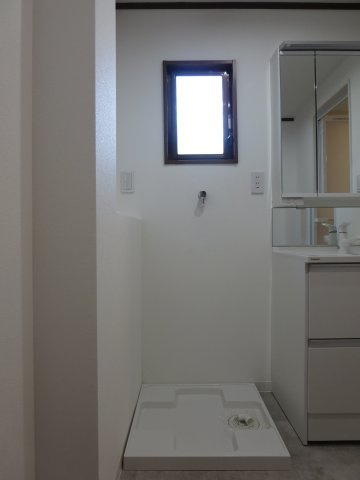 中古戸建　四條畷市大字清瀧（平成11年築）のその他|明るい室内洗濯機置場☆