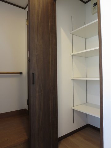 中古戸建　四條畷市大字清瀧（平成11年築）の収納|２階廊下収納は可動棚付き☆