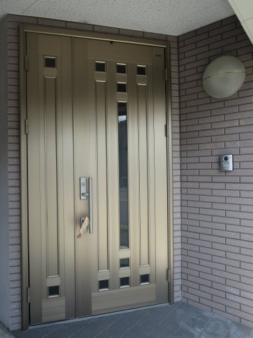 中古戸建　四條畷市大字清瀧（平成11年築）のその他共用部分|しっかりした玄関扉で安心☆