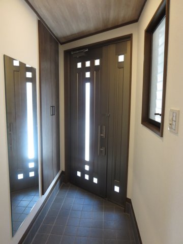 中古戸建　四條畷市大字清瀧（平成11年築）の玄関|とっても明るい玄関☆