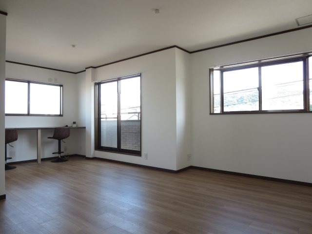 中古戸建　四條畷市大字清瀧（平成11年築）の居間・リビング|２面採光で明るい・風通し良しなリビングです☆